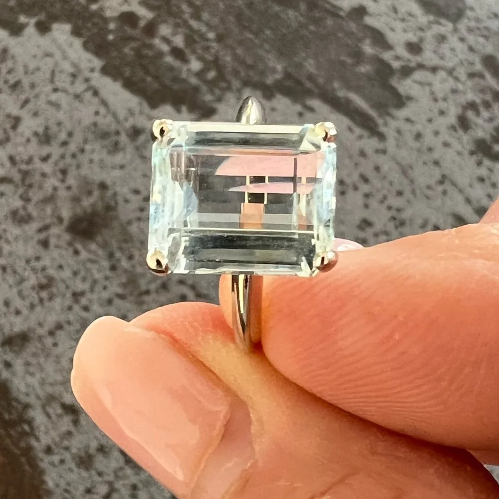 14kt White Gold Aquamarine Ring with Clear 5 carat Stone
Stamped 14kt - Picture 10 of 12